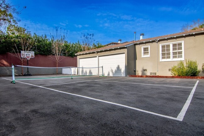 Building Photo - Gated Brentwood Circle Family Home