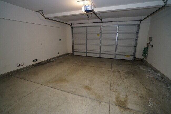 Building Photo - Creekside 3 Bedroom Rental Home in Valencia!
