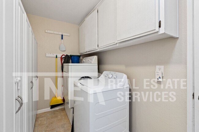 Building Photo - 3065 Cerro Cir