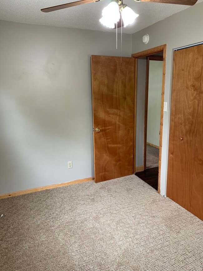 Building Photo - 1818 N Granview Dr