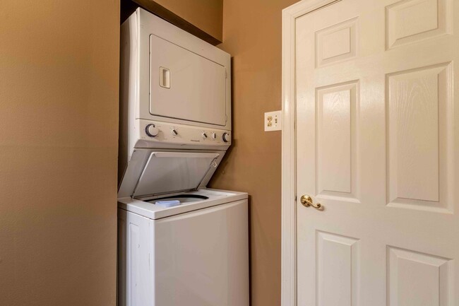 Building Photo - Updated 2 Bedroom 1.5 Bath in Goshen Valley!