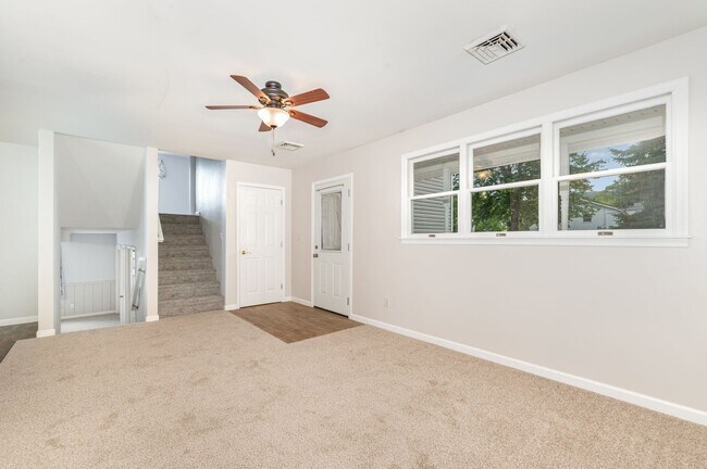 Building Photo - Spacious 3 bedroom Split level