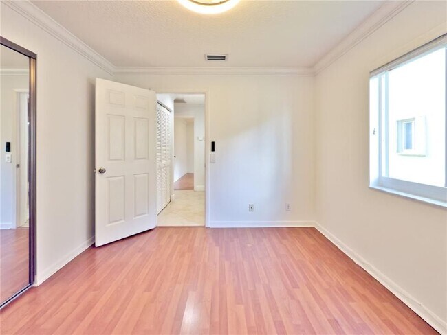 Building Photo - 1583 Presidio Dr