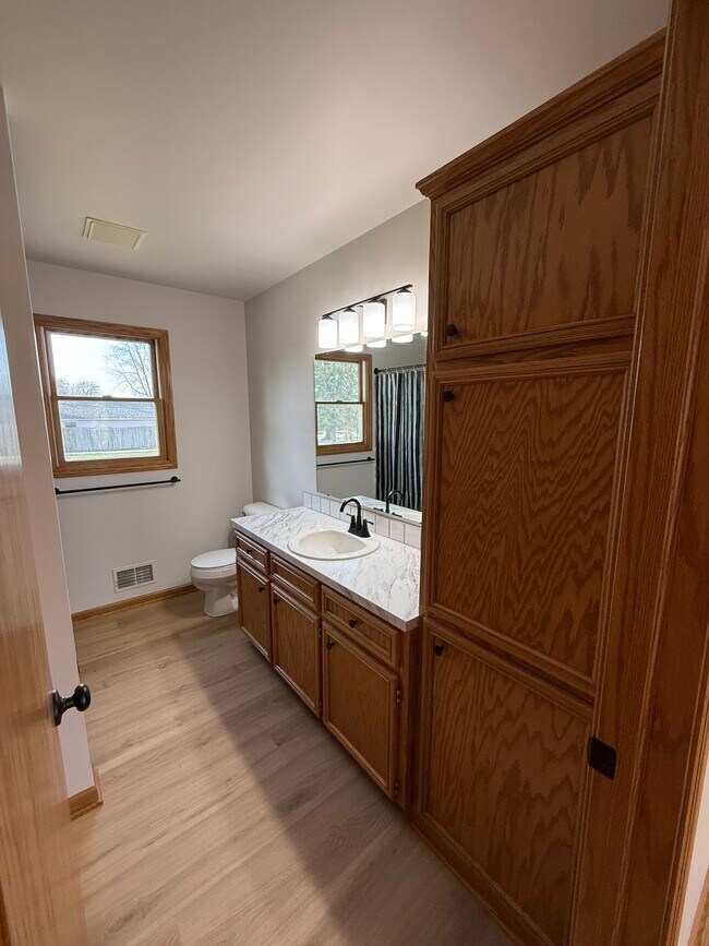 Building Photo - 8197 Cottonwood Dr