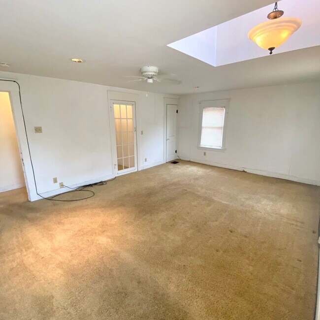 Building Photo - 1706 W Saginaw St