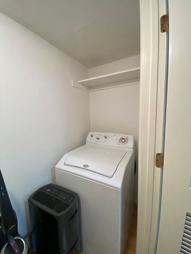 Building Photo - Beautiful 2 Bedroom / 2 Bath Apartment in Green Hills Under $2000!