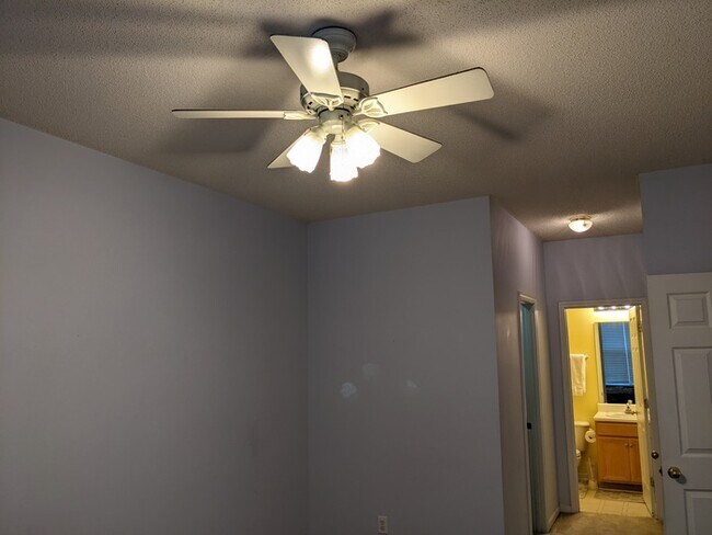 Building Photo - 960 Cinnamon Dr