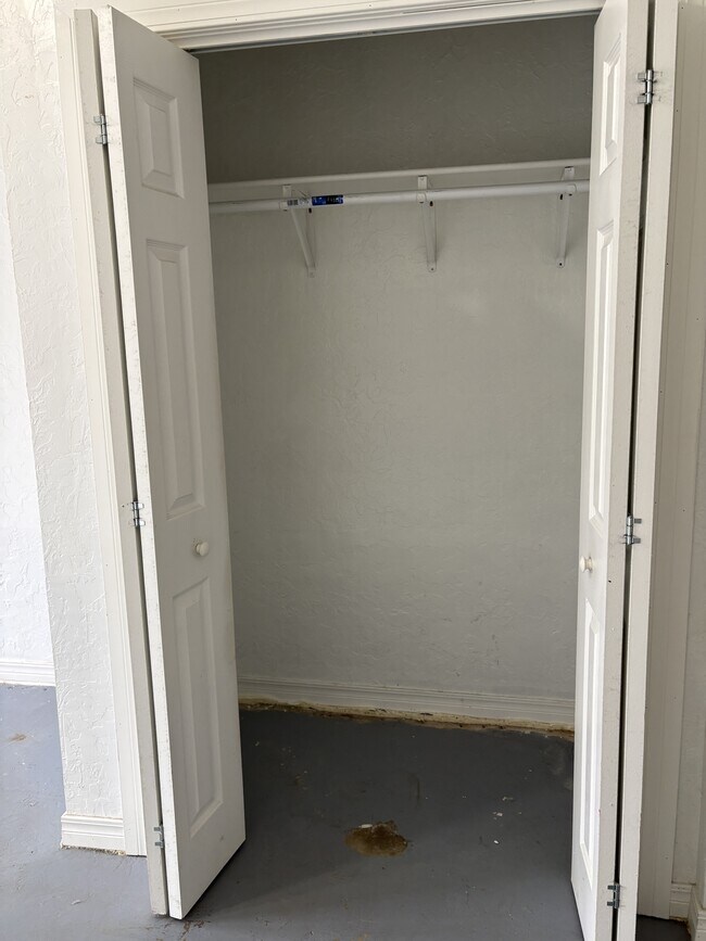 Building Photo - 403 S Hillcrest St