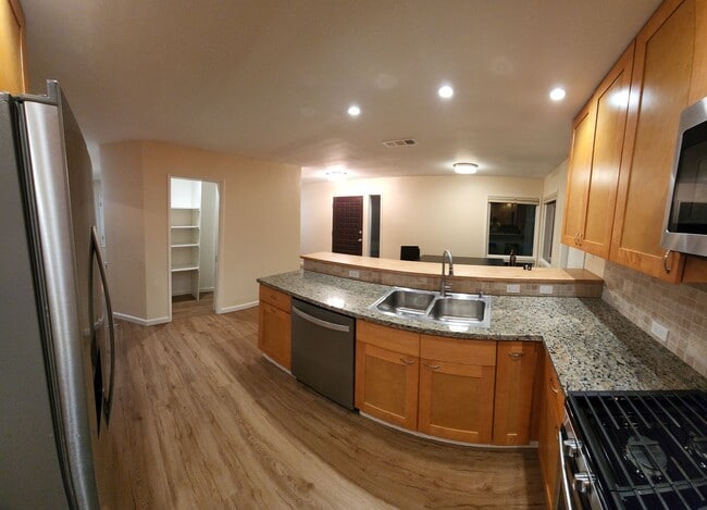 Building Photo - 5 bed 3.5 bath home close to campus!