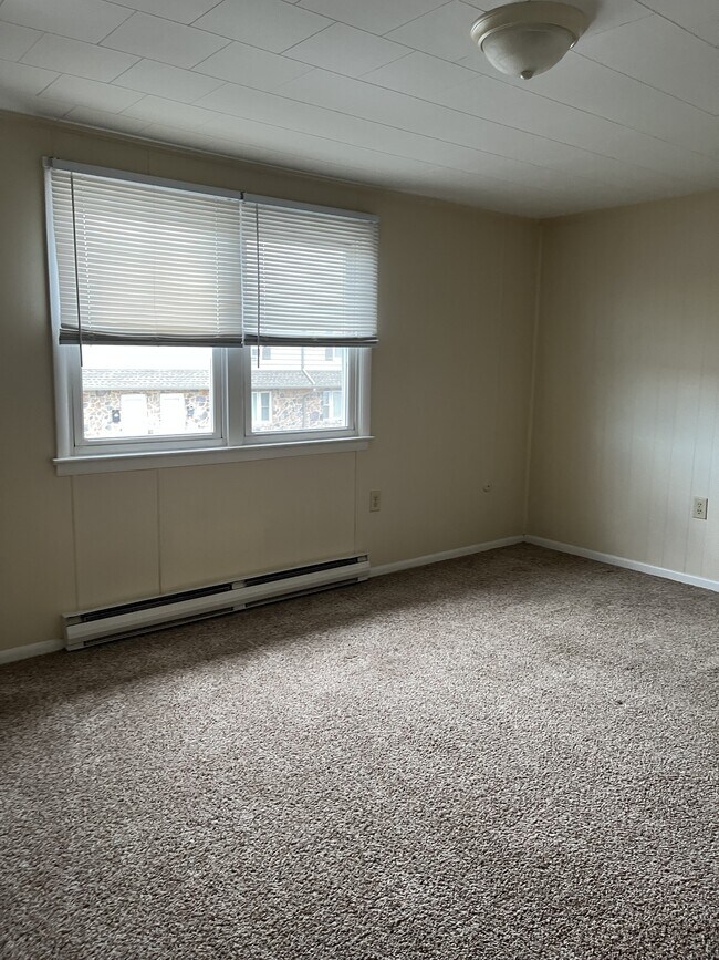 Building Photo - 611 Lincoln Way W