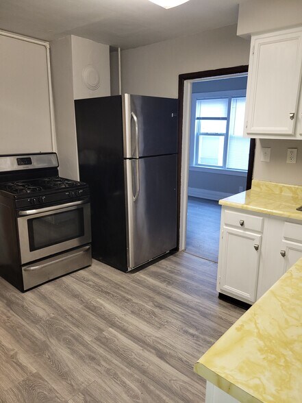 Building Photo - 506 W 46th St