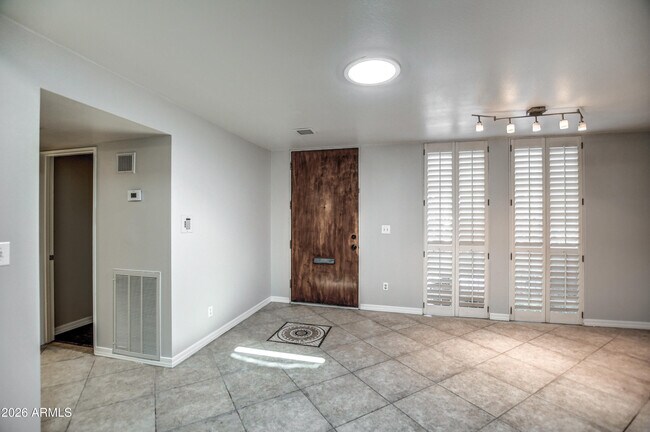 Building Photo - 8647 E Devonshire Ave