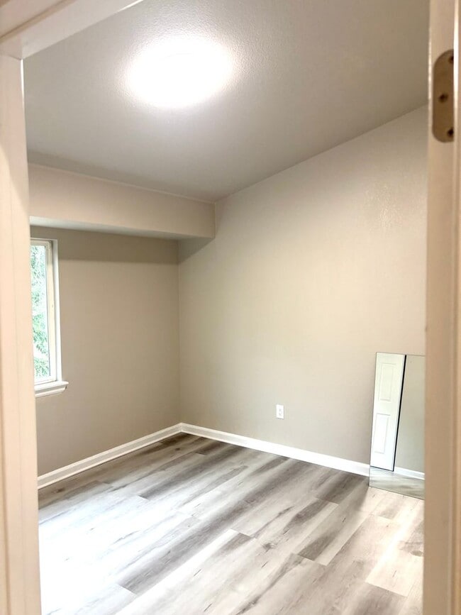 Building Photo - Stunning 4 bed 2 bath rental near Regis in...