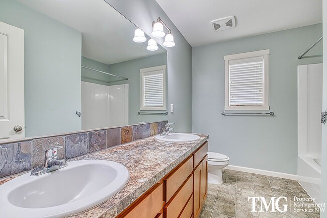Building Photo - Spacious 4  BD Home with Modern Upgrades in Vancouver