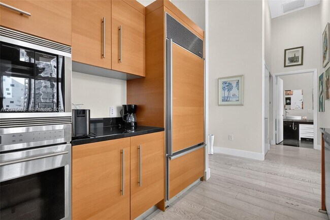 Building Photo - 485 Brickell Ave