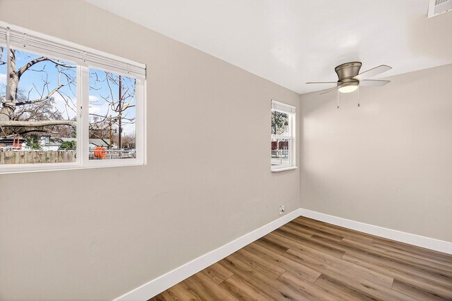 Building Photo - 1128 W 5th St