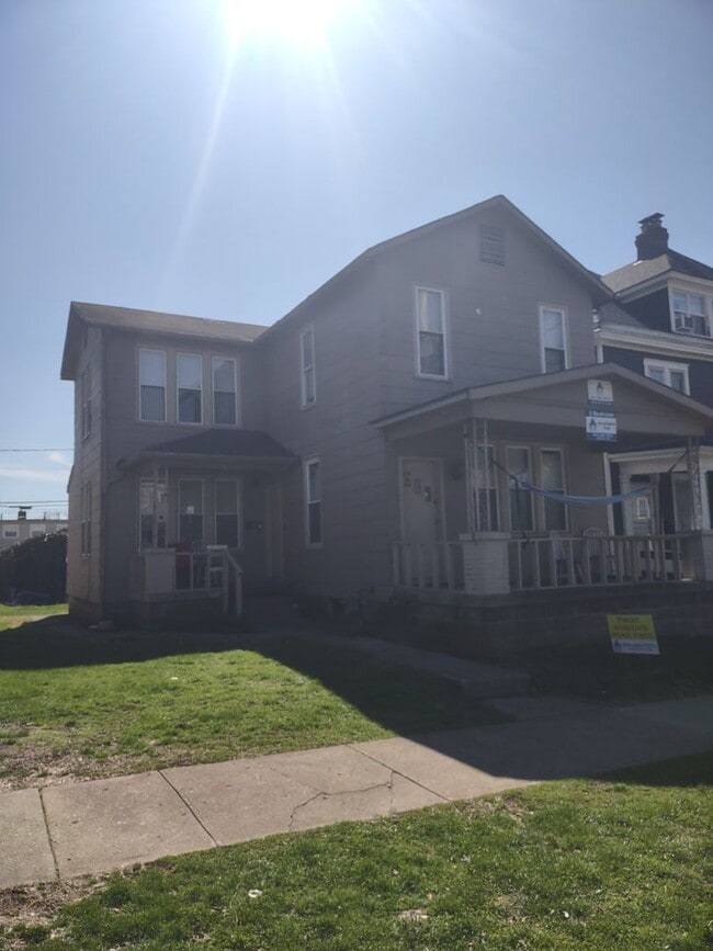 Building Photo - 4-5 BR HOUSE on Frambes close to High St