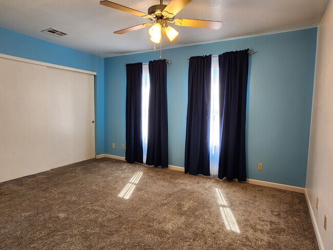 Building Photo - 2060 Mesquite Ln