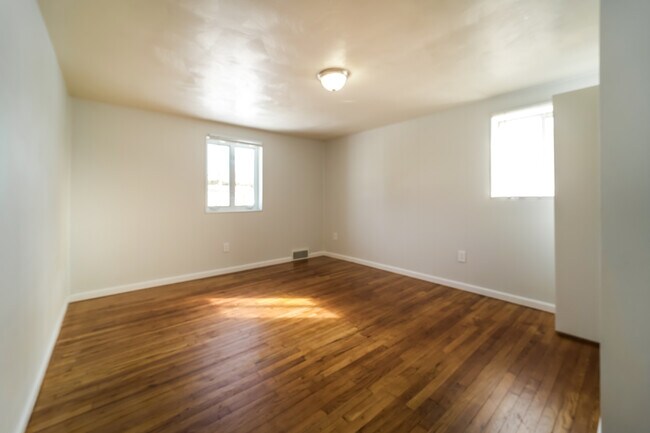 Building Photo - 211 Andora Dr