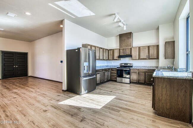 Building Photo - 312 E Overland Ave