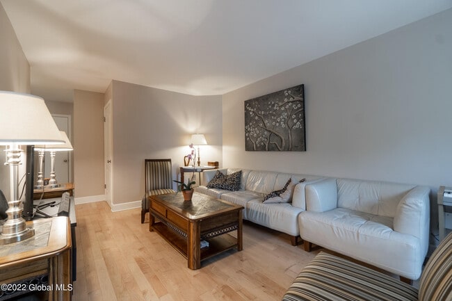 Building Photo - 3 Deerwood Ct