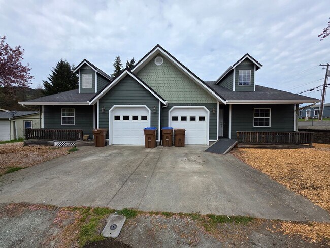 Building Photo - Large 3 bedroom 2 bath duplex. 1520 sq ft, vaulted ceilings