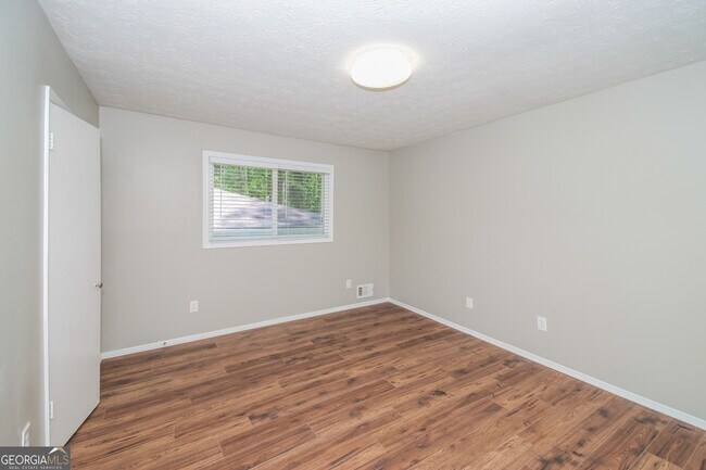 Building Photo - 2215 Fairway Cir SW