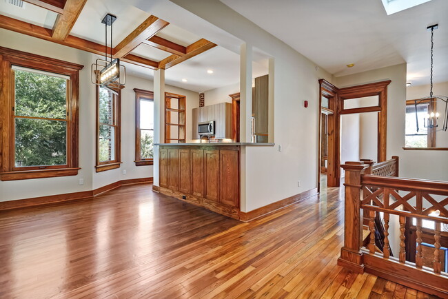 Upstairs Apartment - Elena Flats