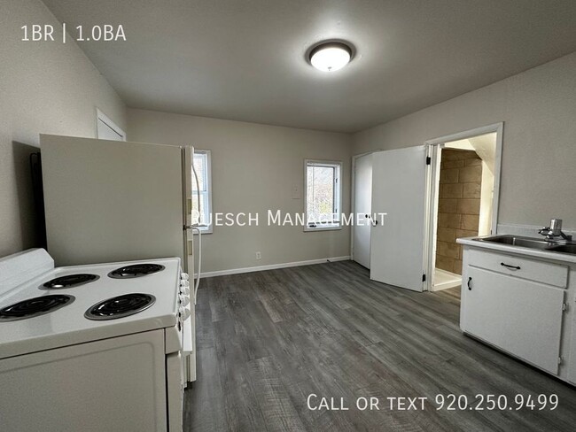 Building Photo - Recently Remodeled 1 Bedroom Upper Duplex ...