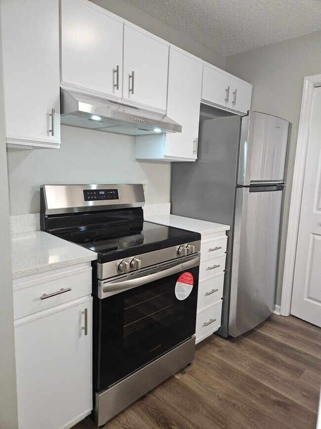 Building Photo - Three bedroom, two bath condo in High Point