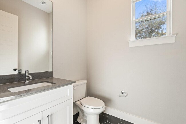 Building Photo - 3018 Sunridge Dr