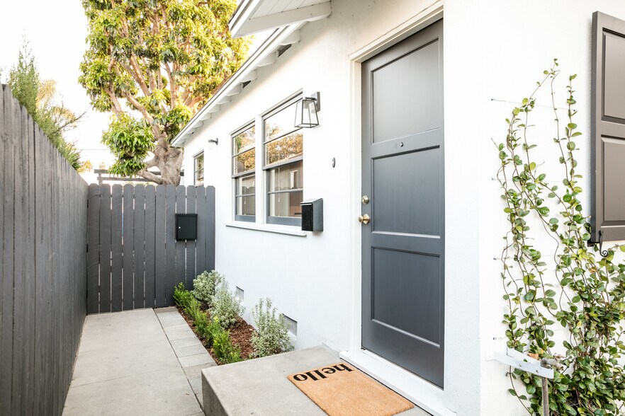 private entrance - 11112 Exposition Blvd