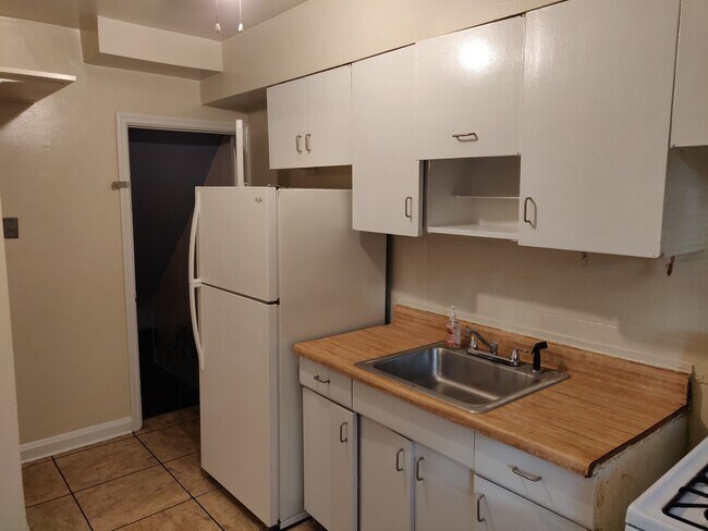 Building Photo - Charming 3 Bedroom/1.5 Bathroom Townhome in Cameron Village, MD!