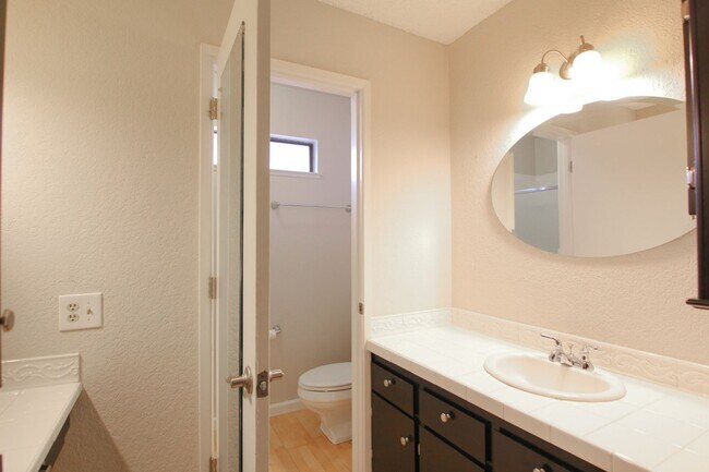 Building Photo - Condo in The Bluffs!