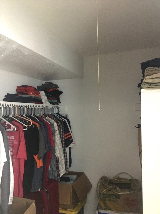 Building Photo - 5625 Antoine Dr