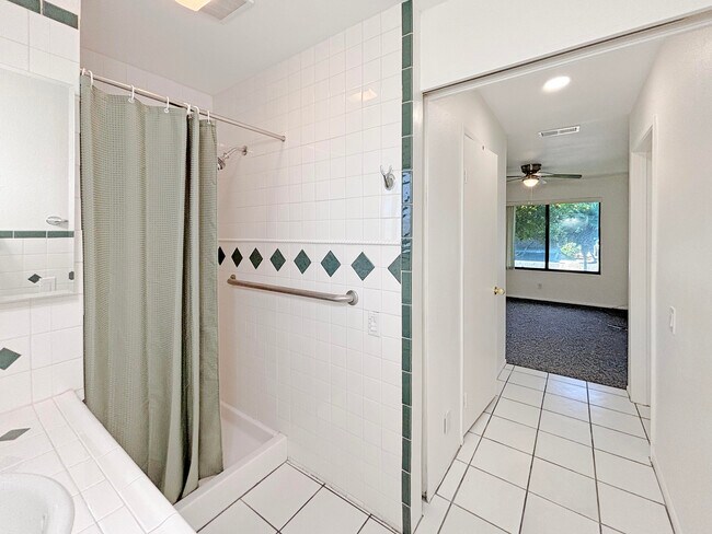 Building Photo - 63 Lakeview Cir