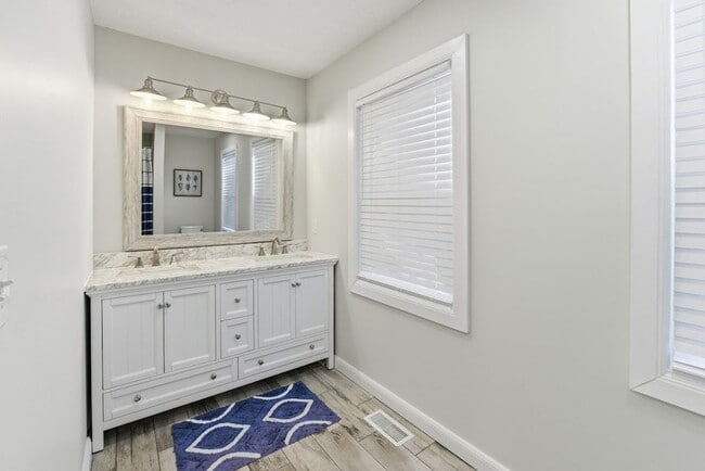 Building Photo - Furnished Home on KY Lake