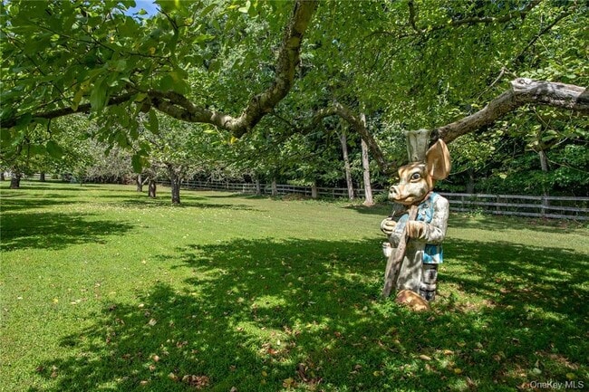 Building Photo - 332 Quaker Hill Rd