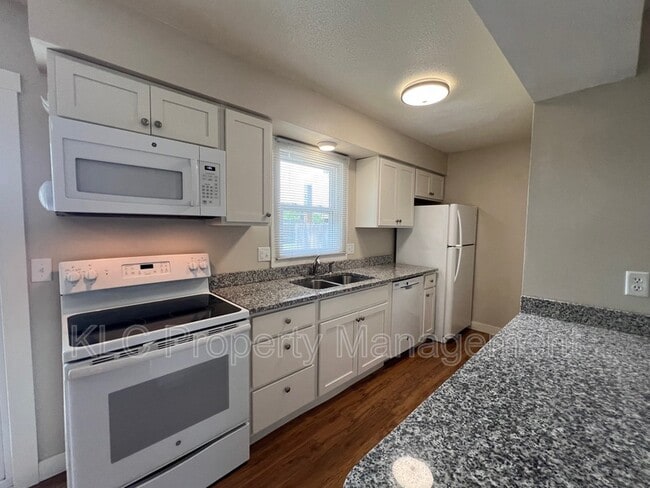 Building Photo - 6642 Holcomb Cir