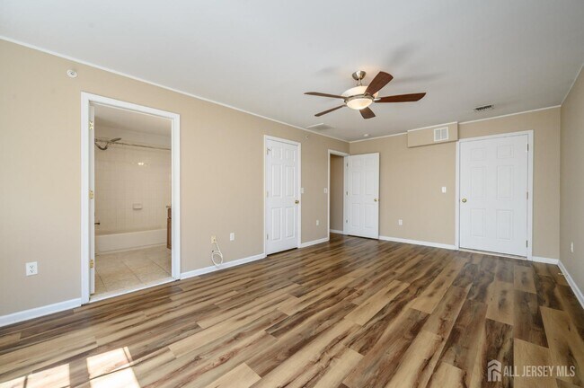 Building Photo - 303 Pinelli Dr