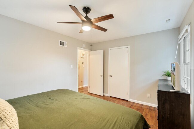 Building Photo - Charming 3BR Home + Bonus Room Near Downtown Savannah & Tybee Island