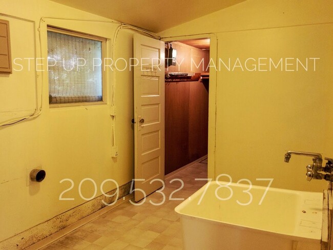 Building Photo - Conveniently located 2 Bedroom Home Near D...