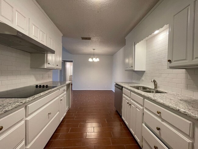 Building Photo - AVAILABLE NOW 2 BED 2 BATH TOWNHOME IN CLE...