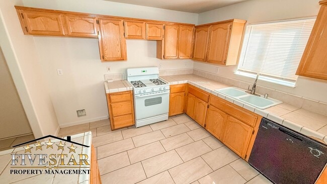 Building Photo - 2815 Flint Hills Dr