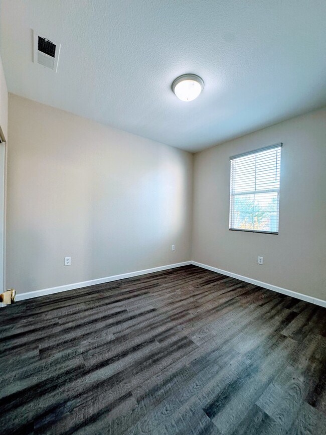 Building Photo - 3BR SFR w/ Tandem Garage & Fenced Yard near Boxwood St