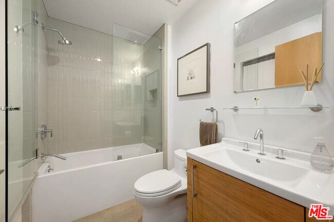 Building Photo - 547 Huntley Dr