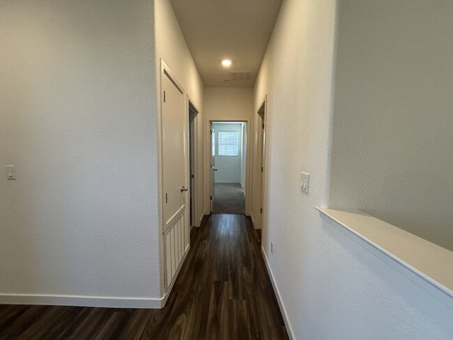 Building Photo - Fresh 3 Bed, 2 Bath Home - Close to shopping!