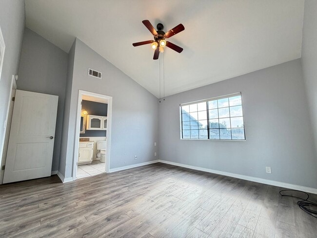 Building Photo - 2 Bed / 2.5 Bath Tri-Level Townhome – Gated Community in North Redondo Beach (Torrance PO)