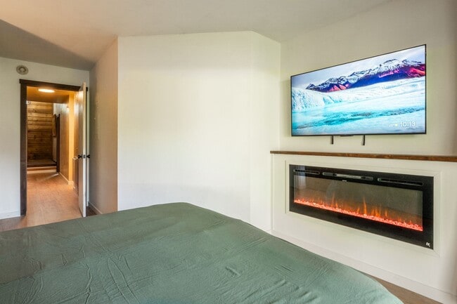 Building Photo - Spacious Snowcreek III Condo – Winter Rental