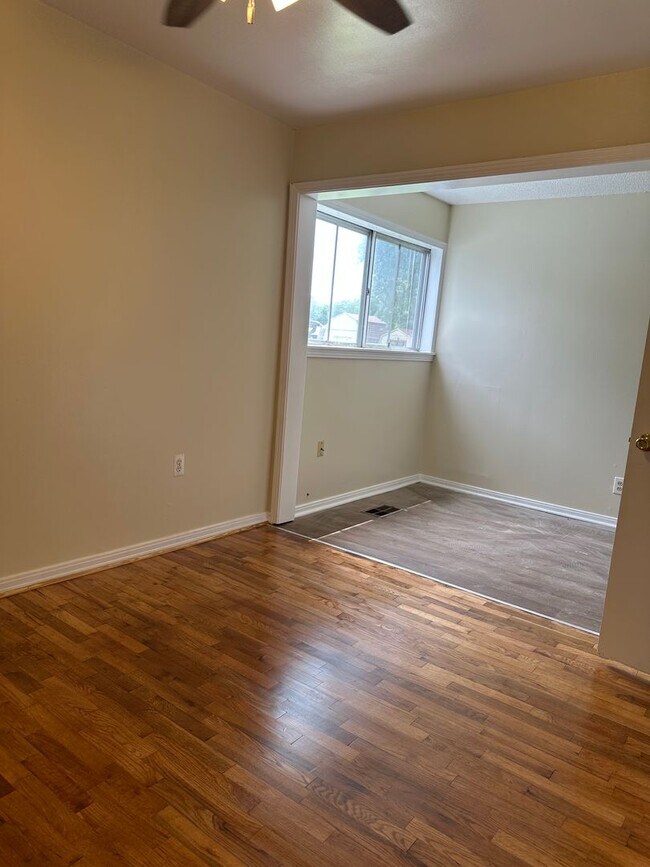 Building Photo - 3 Bedroom 2 bathroom home central air and Heat.